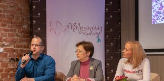 A mályvavirág színű gyöngy a méhnyakrákot okozó HPV elleni védelmet szimbolizálja