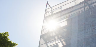 Megkezdődtek az állványozási munkálatok Kórházunk főbejáratánál